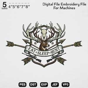 Könnte beinhalten: Digitales Stickmuster mit Jagdmotiv. Das Design zeigt einen Hirschkopf, Geweihe, Pfeile und Gewehre mit dem Text "EAT SLEEP HUNT". Enthält Größen von 10.16cm bis 20.32cm. Dateiformate: PES, DST, EXP, JEF, VP3.