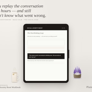 Könnte beinhalten: Ein digitales Arbeitsbuch mit dem Titel "Social Anxiety Reset Workbook" wird auf einem Tablet angezeigt. Der Bildschirm zeigt ein Formular mit dem Titel "The Overthinking Loop". Oben steht: "Sie spielen die Konversation stundenlang ab - und wissen immer noch nicht, was schief gelaufen ist."