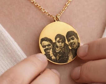 Custom Photo Pendant Necklace – Personalized Gift for Mom or Couple