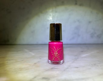Rosa Nagellack, handgravierter Schmetterling