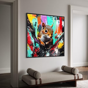 Könnte beinhalten: Gerahmter Kunstdruck mit einem Eichhörnchen auf einem Ast. Der Hintergrund ist eine farbenfrohe Mischung aus Pinselstrichen in Rot, Gelb, Türkis und Lila. Das Eichhörnchen hat braunes und weißes Fell und große Augen.