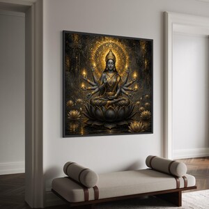 Op de afbeelding: Een ingelijste digitale kunstprint met een veelarmige godheid die op een lotusbloem zit. Het kunstwerk heeft een donker kleurenpalet met gouden accenten, een gloeiende halo en lotusbloemen. De godheid is versierd met gouden sieraden en houdt brandende kaarsen vast.