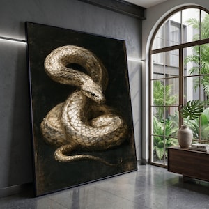 Könnte beinhalten: Ein großes, gerahmtes Kunstwerk mit einer goldenen Schlangenskulptur vor dunklem Hintergrund. Die Schlange ist gewunden und detailliert, mit strukturierten Schuppen. Das Kunstwerk lehnt an einer grauen Wand in einem modernen Innenraum.
