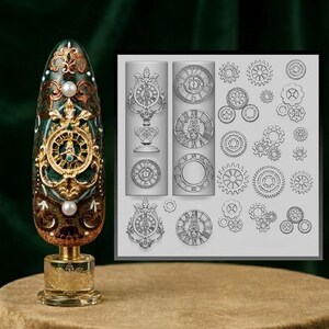 Puede incluir: Un tapón de botella ornamentado, verde y dorado, con un diseño de relojería y una perla. Un panel gris muestra esferas de reloj y engranajes, sugiriendo un tema steampunk o vintage.