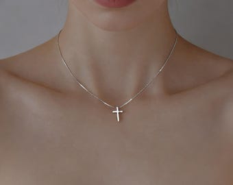 Collar con cruz Minimalgoth, collar con colgante de cruz de plata, delicada cadena tipo caja, joyería de capas para uso diario, regalo para ella.