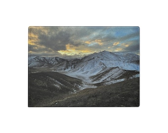 Tabla de cortar de cristal con vista a la montaña nevada