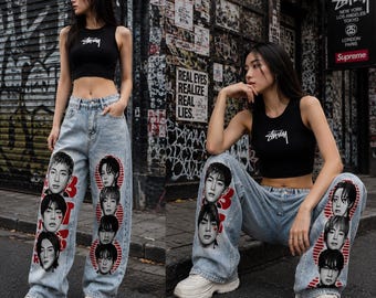 Op BTS geïnspireerde Arirang World Tour grafische denim jeans – uniseks K-pop fanstreetwear voor ARMY