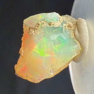 Etiopisk opalkristall med mjuk regnbågsblixt, diffust färgspel, naturligt opalprov