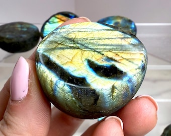 Halfgepolijste labradorietstenen, flitsende ruwe palmstenen op de rug, natuurlijk blauwgroen gouden flits