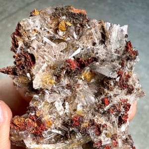 Cristal de hemimorfita en bruto pulverizado sobre matriz: ejemplar mineral de colección