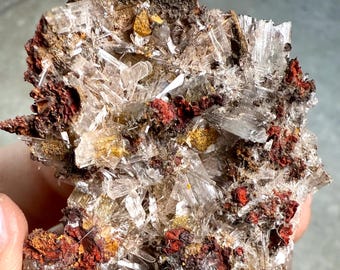 Ruwe hemimorfietkristalspray op matrix – mineraalmonster voor verzamelaars
