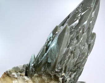 Sweetwater Dragon Scale calcietkathedraal, grote olijfkleurige calcietcluster met pyriet-insluitingen uit Missouri