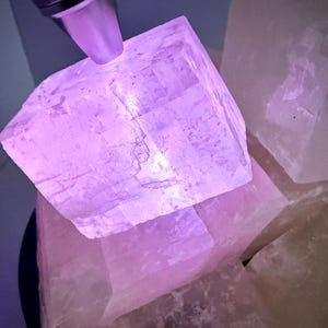 Fatias de Calcita Manganosa Arco-Íris | Calcita Rosa Natural com Brilho UV imagem 2