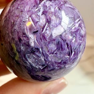 フィジェットクリスタルセット用のチャロアイト球とセレナイトボウル