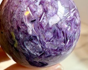 Charoietbol met selenietkom voor een fidgetkristallen set