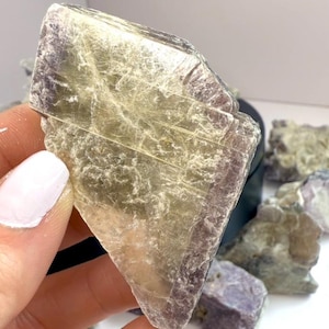 Cristales de mica bicolor / Trozos y láminas de mica cruda verde y morada / Ejemplares minerales de colección