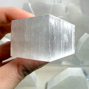 Roccia di selenite per TV, pietra per finestre in ulexite satinata, display a cristalli ottici, minerale bianco grezzo immagine 3