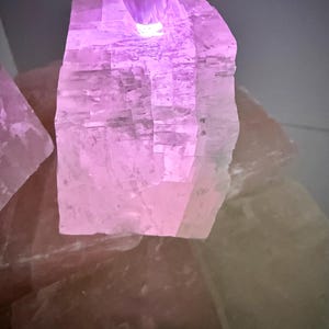 Fatias de Calcita Manganosa Arco-Íris | Calcita Rosa Natural com Brilho UV imagem 13