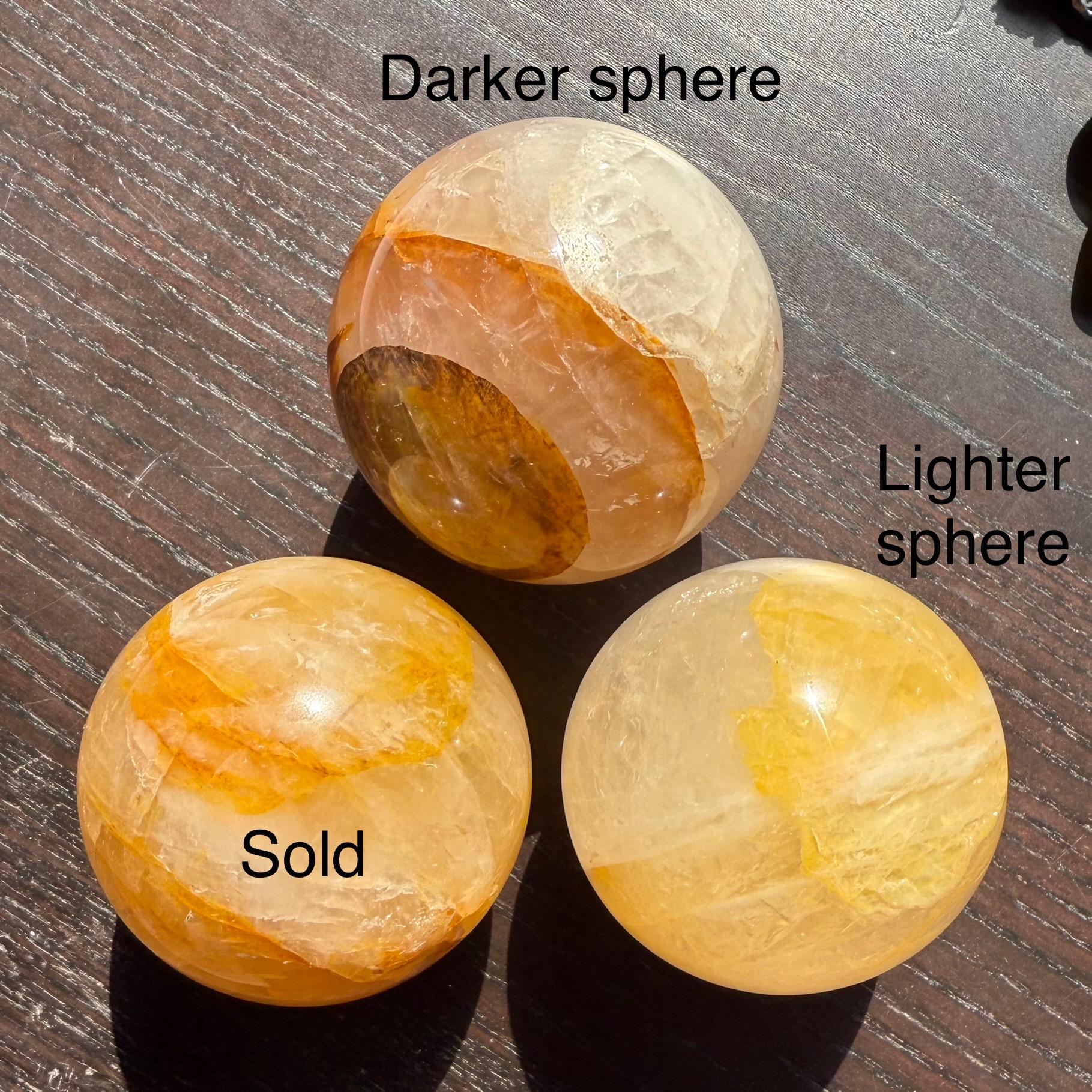 ゴールデンヒーラークォーツスフィア - 高振動クリスタル + 照明付き