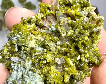 Lichtgroene epidootclusters van Marokkaans, ruw kristal, groen mineraal, aan jou de keuze!