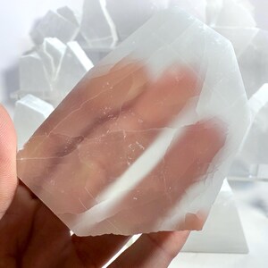 Roccia di selenite per TV, pietra per finestre in ulexite satinata, display a cristalli ottici, minerale bianco grezzo immagine 19