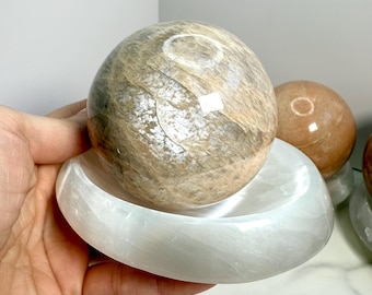Perzik-maansteenbollen met ovale selenietschaal voor een kristallen fidgetspinner