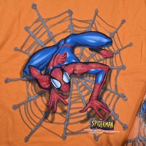 Puede incluir: Un juego de tres tazas de cer&aacute;mica con un acabado mate moteado. Las tazas son de color crema, gris claro y gris oscuro. Cada taza tiene un dise&ntilde;o simple y minimalista.