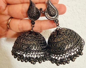 Pendientes Jhumka de plata india con cascabeles colgantes, joyería tradicional india antigua.