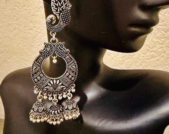 Boucles d'oreilles pendantes jhumka en forme de paon indien avec une finition en alliage argenté avec des houppes. Boucles d'oreilles traditionnelles pour femmes