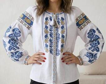 Blusa Vyshyvanka de lino blanco, top de manga acampanada estilo cottagecore, bordado azul y amarillo.