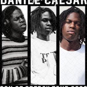 Könnte beinhalten: Ein Plakat mit drei vertikalen Feldern von Daniel Caesar mit dem Text DANIEL CAESAR oben und SON OF SPERCY TOUR 2026 unten. Das linke Feld zeigt eine Person in einem gestreiften Pullover, die Mitte eine Person mit Gitarre und rechts eine Person in einem weißen Hemd.