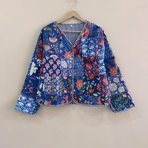 Giacca corta kimono reversibile in cotone trapuntato e patchwork, realizzata a mano in India.