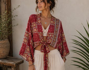 Handgemaakte statement top met klokmouwen, lichtgewicht soepelvallende overslagblouse, festivalkleding voor dames