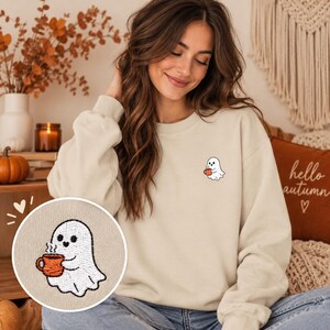 Halloween Sweatshirt mit gesticktem Geist – Cozy Ghost Pullover mit Tasse – Herbst Sweater