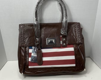 Bolsa Aimee Kestenberg com estampa da bandeira americana, em couro marrom e lona com tachas e estrelas, nova com etiqueta.