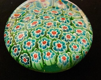 Peso de papel vintage em vidro artístico Millefiori, 6,35 cm (2,5"), azul, verde e vermelho, com cúpula em formato de tapete de vime, estilo Murano. Peça de colecionador.