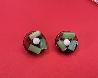 Pendientes de clip vintage de resina color ámbar oscuro con cuentas de aventurina verde.