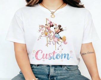 Maglietta personalizzata con Topolino e Minnie sulla giostra, maglietta Disney con unicorno ad acquerello, maglietta Disney con giostra magica, maglietta coordinata per la gita in famiglia a Disneyland