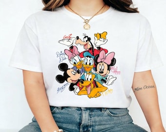 T-shirt Comfort Colors Mickey and Friends Signatures, maglietta retrò Mickey & Co, maglietta per viaggio in famiglia a Disneyland, viaggio con gli amici a Disneyland 2026