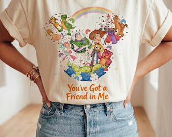 Maglietta retrò di Toy Story Land, maglietta Disney Pixar Toy Story, maglietta Disney Woody Jessie Buzz Lightyear, maglietta per la famiglia "You've Got A Friend In Me"