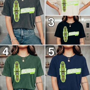 Pu&ograve; includere: Varie magliette colorate con un design a tema Star Wars. Le magliette presentano una grafica verticale con immagini di personaggi e il testo "MAY THE 4TH BE WITH YOU 2020". I colori includono nero, crema, verde e blu navy.