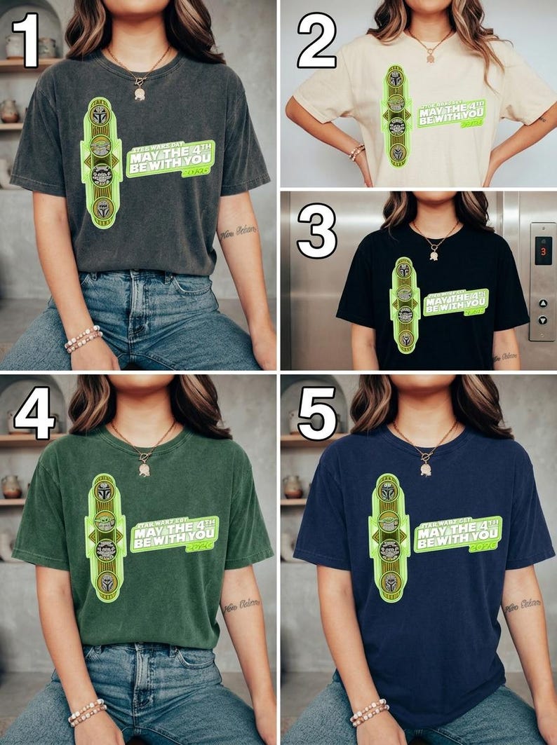 Pu&ograve; includere: Varie magliette colorate con un design a tema Star Wars. Le magliette presentano una grafica verticale con immagini di personaggi e il testo "MAY THE 4TH BE WITH YOU 2020". I colori includono nero, crema, verde e blu navy.