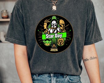 Comfortkleuren Mandalorian Grogu-shirt, Bab Yoda-shirt, Star Wars This Is The Way-shirt, Disneyland-shirt familie-uitstapje, T-shirt Vaderdagcadeau