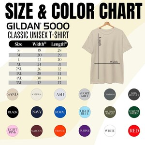 Pu&ograve; includere: Tabella delle taglie e dei colori per le t-shirt unisex classiche Gildan 5000. La tabella mostra le taglie dalla S alla 5XL, con misure di larghezza e lunghezza in pollici. Le opzioni di colore includono Sabbia, Nero, Blu Navy, Royal e Rosso.