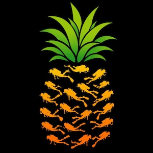 Peut inclure: Une illustration graphique en forme d'ananas sur fond noir. Les feuilles vertes forment le sommet, tandis que le corps est composé de multiples silhouettes orange de plongeurs sous-marins dans diverses positions de nage, créant un effet texturé.