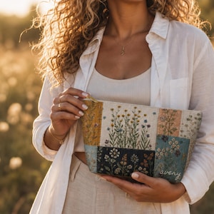 Patchwork-Etui mit Wildblumenmuster & passende Tragetasche | Personalisierte Accessoire-Tasche im Cottagecore-Stil | Individuelles Reiseetui | Kosmetik-, Stifte- und Kulturbeutel