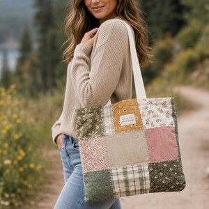 Gepersonaliseerde patchwork gewatteerde draagtas | Naam of tekst naar keuze | Vintage bloemenruitjes tas | Cottagecore tas voor boeken, boodschappen en het strand