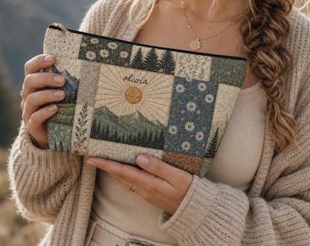 Gepersonaliseerde patchworktas met bergmotief en bijpassende draagtas | Accessoiretas met bosmotief | Reistas, make-uptasje of etui met wilde bloemen | Natuurcadeau voor haar