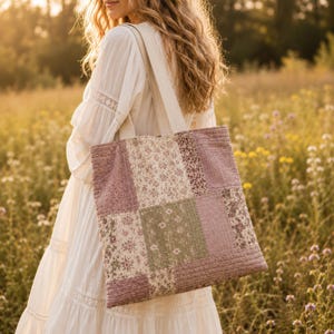 Gepersonaliseerde patchwork bloemen draagtas | Vintage quiltpatroon tas | Cottagecore tas met eigen naam | Pastelkleurige bloemenprint boodschappentas als cadeau