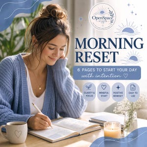 Op de afbeelding: Een persoon schrijft in een notitieboek met de tekst "MORNING RESET" en "6 PAGES TO START YOUR DAY with intention". Een mok met een hartontwerp, een kaars en een vaas met bloemen staan op de tafel. De afbeelding heeft een zachte, uitnodigende uitstraling.